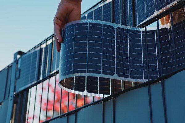 Flexible Solarstreifen für Gartenzäune: Sunbooster VERTICAL verwandelt Zäune in Sonnenkraftwerke