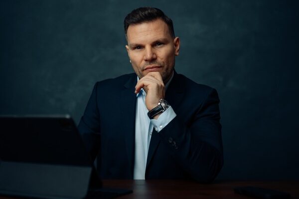 Heilmittelwerbegesetz erklärt: Dominik von Falkenhausen von ScaleBeauty über rechtssicheres Marketing für Schönheitskliniken und Praxen der ästhetischen Medizin