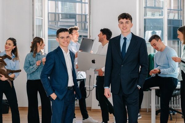 Leon Dapoz und Simon Wachtler bieten mit Evvvolution echte Einblicke statt Floskeln: Wie Arbeitgeber heute die richtigen Menschen erreichen